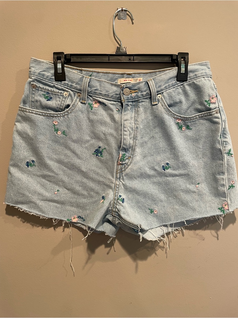 Levi’s embroidered flower Mom shorts